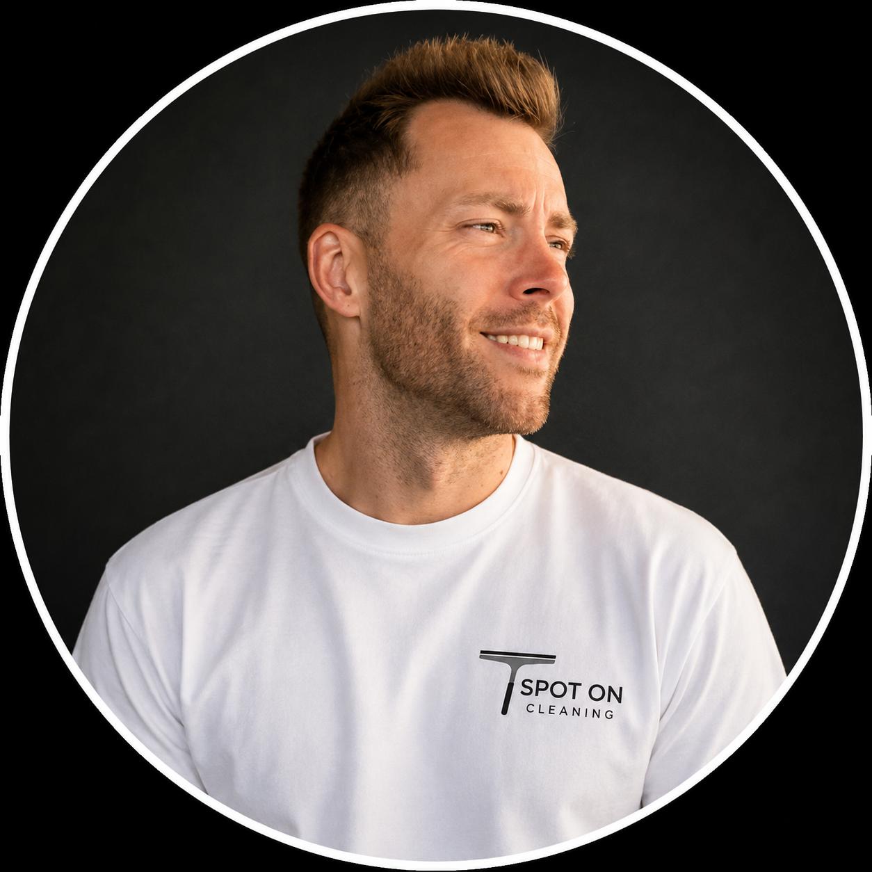 Michael van Spot On Cleaning in zijn witte werkshirt met het logo