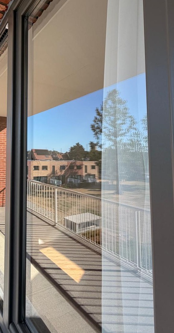 Schone schuifpui met de weerspiegeling van een balkon en de lucht